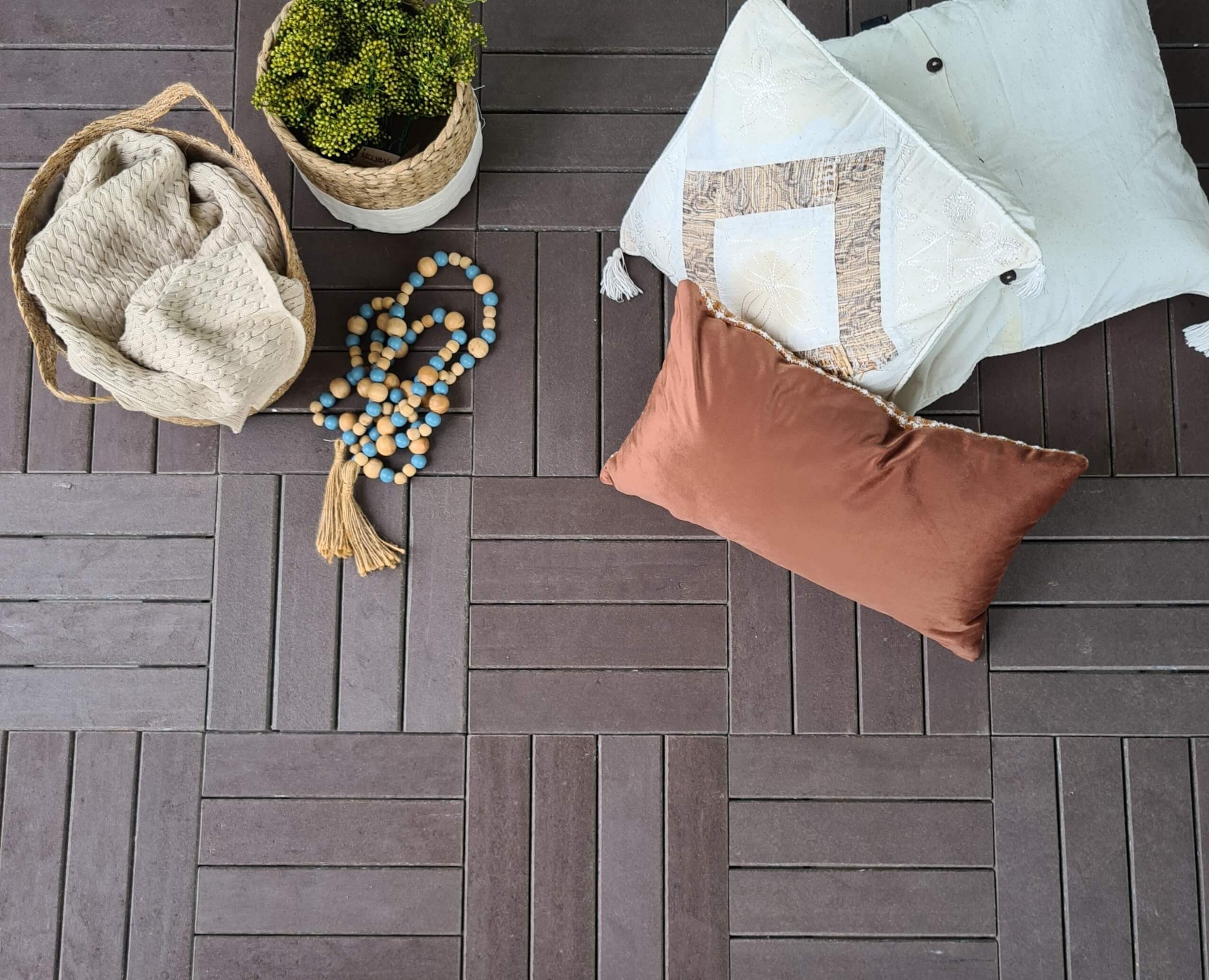 Ambiente com deck e almofadas